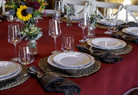 Dettaglio della tavola da pranzo che ospita comodamente dodici commensali - I Tramonti