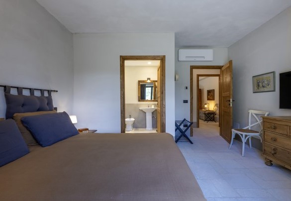 Camera matrimoniale n.3 con bagno en suite e uscita in giardino, al piano terra - I Tramonti