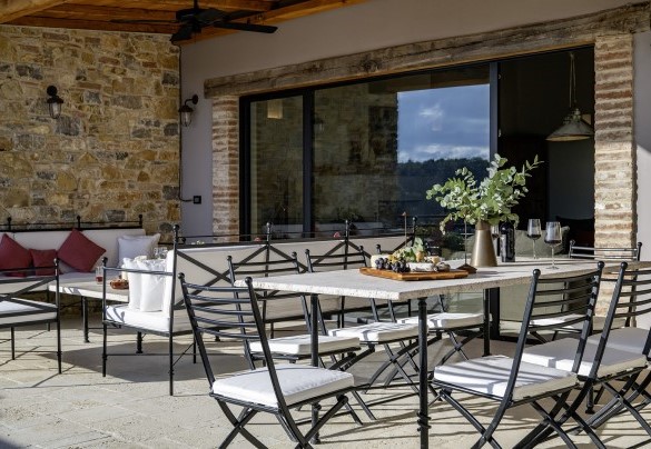 La terrazza ombreggiata vista piscina, con zona pranzo e living - I Tramonti