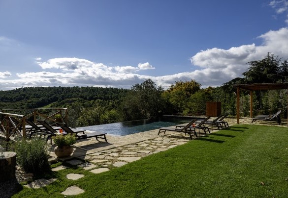 La piscina misura 11,50 x 4,75 m; accesso tramite 4 gradoni angolari; profondità costante di 1.30 m - I Tramonti