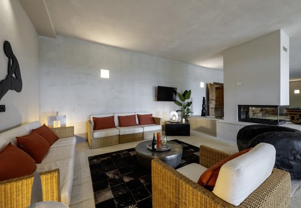 Il soggiorno in open con area tv e caminetto ornamentale, al piano seminterrato - I Tramonti