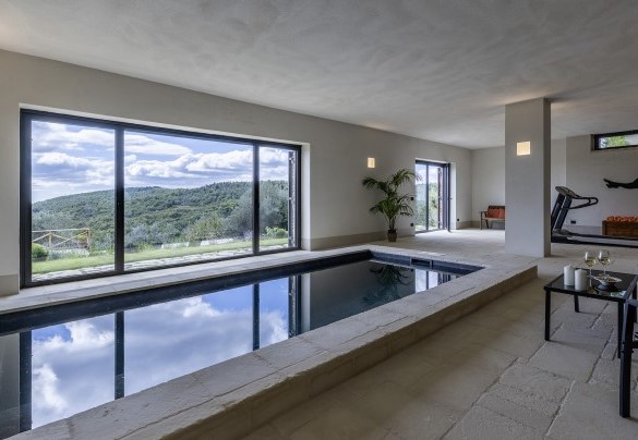 La piscina interna misura 6,11 x 2,35 m, profondità 1 m, riscaldata e con idromassaggio - I Tramonti