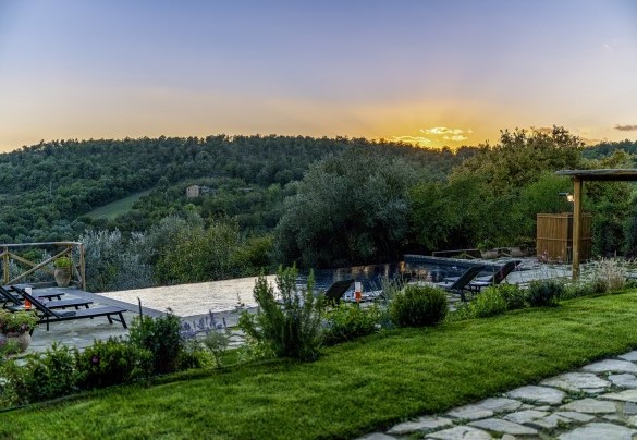 La piscina nella luce di un poetico tramonto - I Tramonti