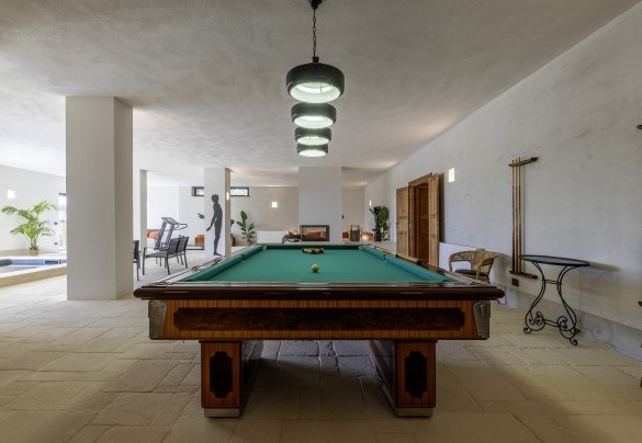 Il biliardo nell’open space al piano seminterrato - I Tramonti