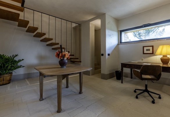 Lo studio al piano seminterrato e la scala per il piano terra - I Tramonti