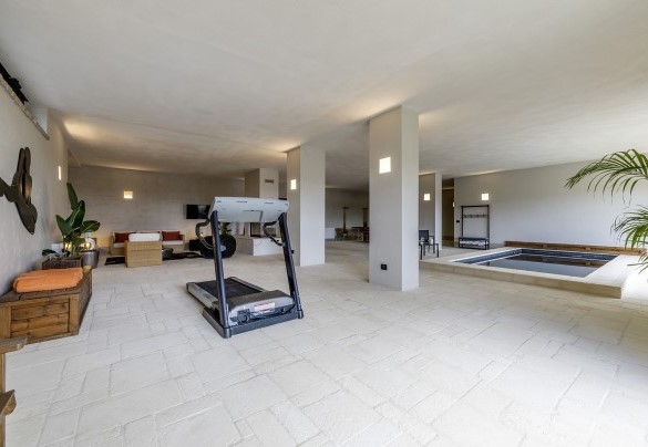 Grande open space con piscina, biliardo, zona tv, soggiorno, tapis roulant. Al piano seminterrato con uscita diretta in giardino - I Tramonti