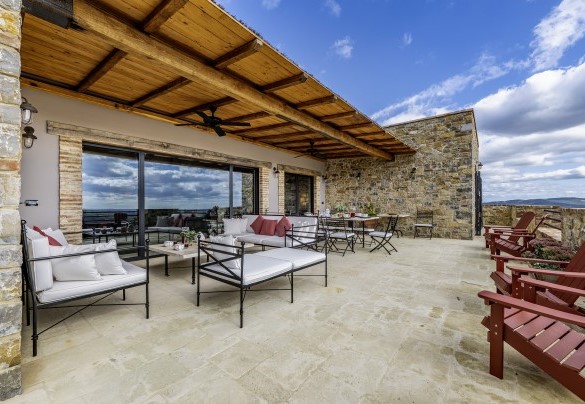 Sulla terrazza ombreggiata con vista piscina sono collocate l’area pranzo e l’area living - I Tramonti