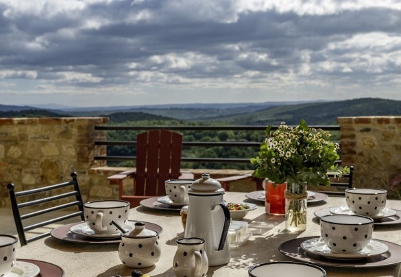 Il panorama dalla terrazza sulle colline umbre che profilano l’orizzonte - I Tramonti