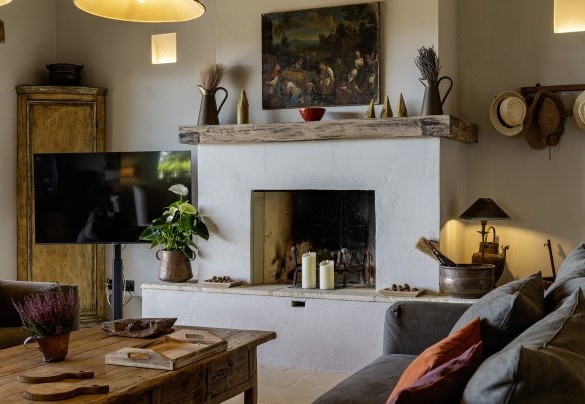 Il soggiorno luminoso con caminetto ornamentale - I Tramonti