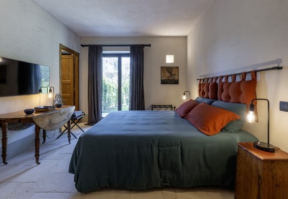 Camera matrimoniale n.2 con bagno en suite e uscita in giardino, al piano terra - I Tramonti