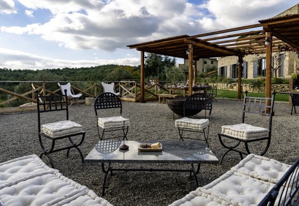 Il salotto all’aperto accanto alla cucina esterna - I Tramonti