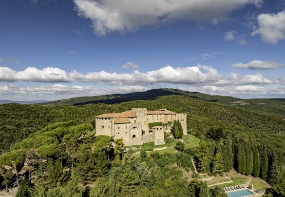 Il maestoso Castello di Montegiove a un passo dalla villa - I Tramonti