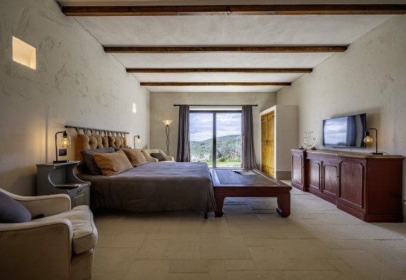 Camera matrimoniale n.6 con bagno en suite e uscita in giardino, vista piscina, al piano seminterrato - I Tramonti