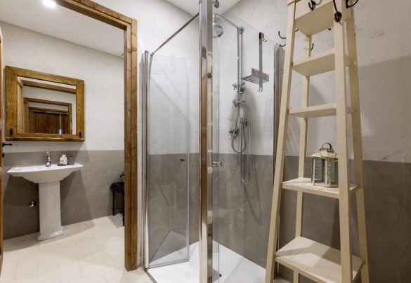 Bagno con doccia n.7 al piano seminterrato - I Tramonti