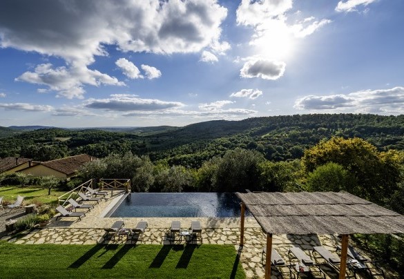 La piscina rivestita in liner touch effetto pietra; igienizzata con impianto a cloro; illuminazione notturna con accensione manuale - I Tramonti