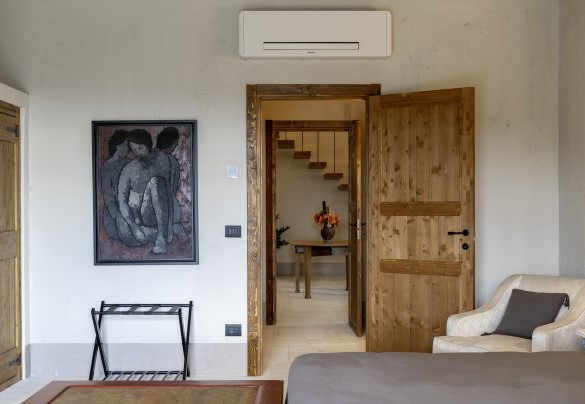 Camera matrimoniale n.6 con bagno en suite e uscita in giardino, vista piscina, al piano seminterrato - I Tramonti