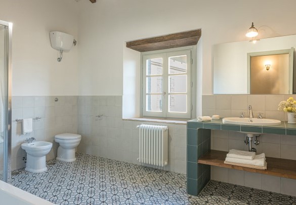 Bagno en-suite con doccia e vasca al primo piano– Il Colle di Donna Ilaria 
