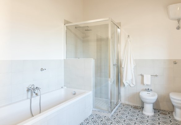 Bagno en-suite con doccia e vasca al primo piano – Il Colle di Donna Ilaria 