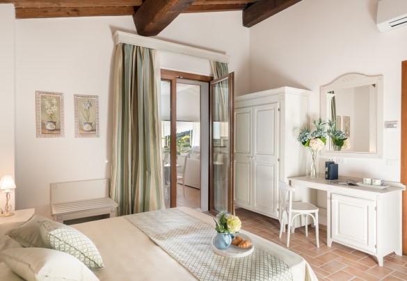 Camera matrimoniale n.1 con bagno en-suite, letto divisibile e uscita nell’openspace al primo piano - La Buganvilla