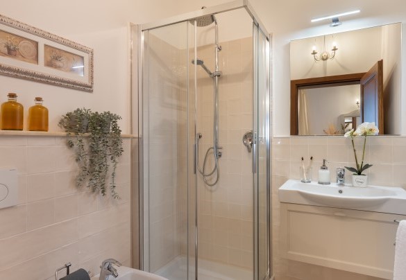 Bagno con doccia n.2 en-suite alla camera n.2 - La Buganvilla 