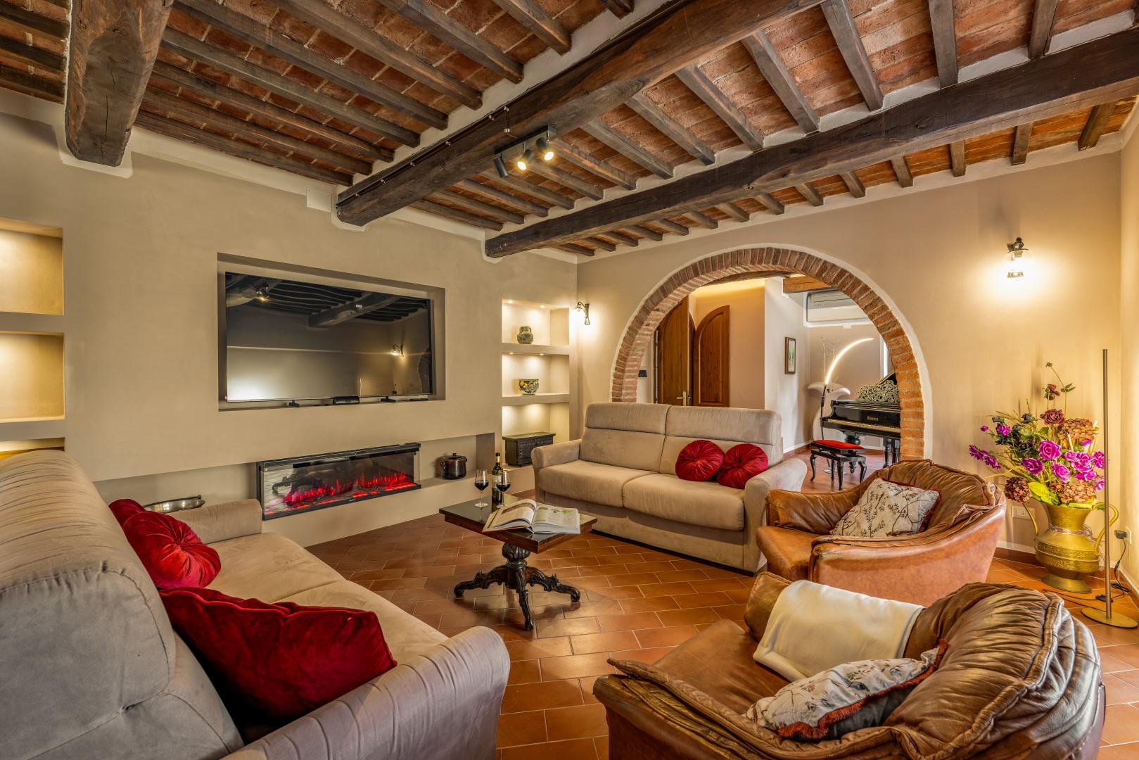 Spacious ground-floor living room with smart TV - La Burraia