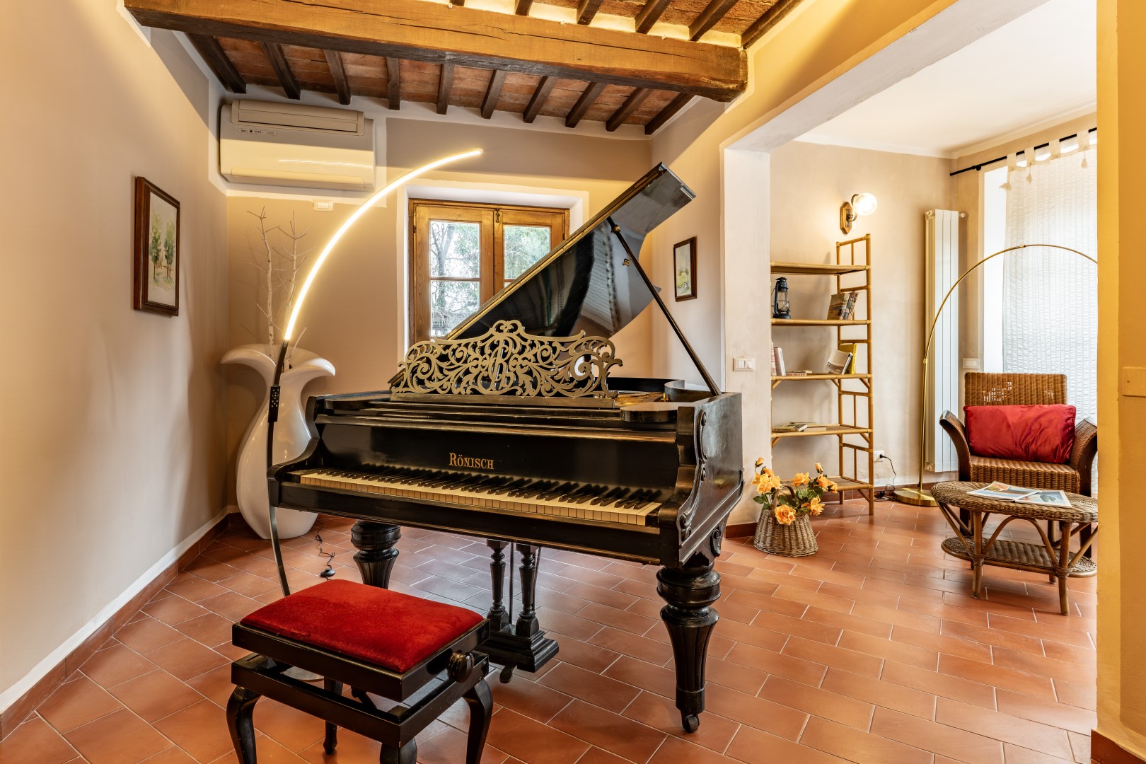 Decorative piano in the ground-floor living room - La Burraia
