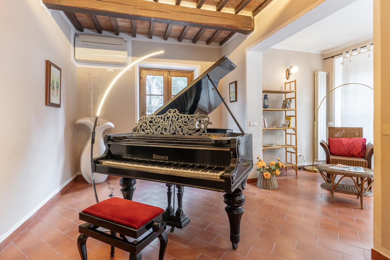 Decorative piano in the ground-floor living room - La Burraia