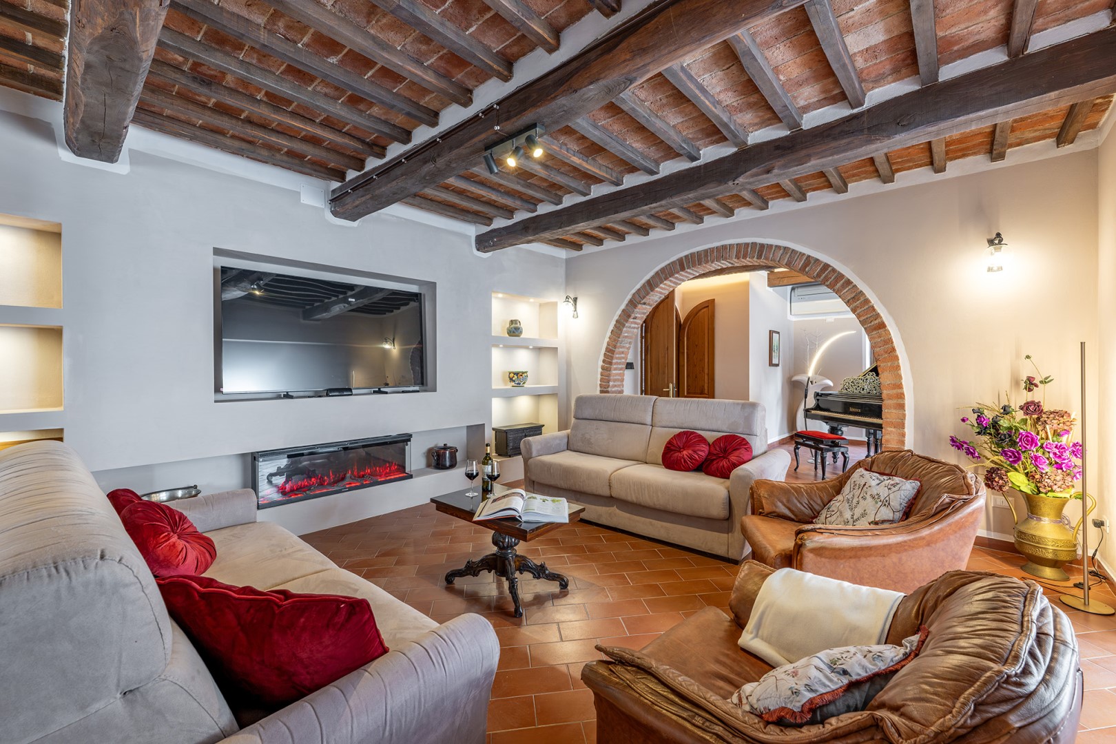 Spacious ground-floor living room with smart TV - La Burraia