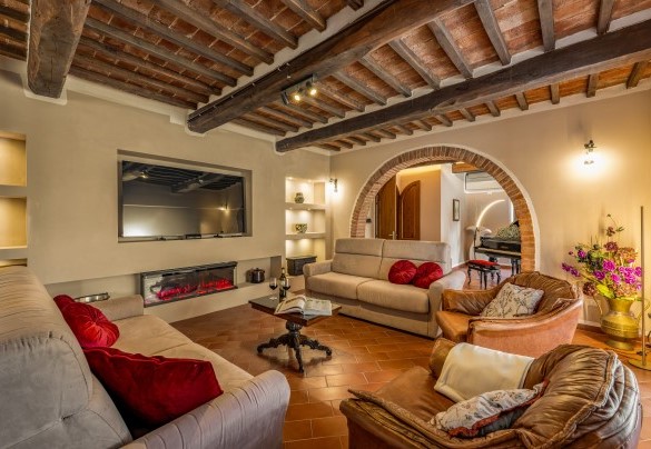 Spacious ground-floor living room with smart TV - La Burraia