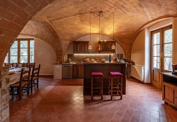 Kitchen with direct access to the pergola with outdoor dining table - La Burraia
