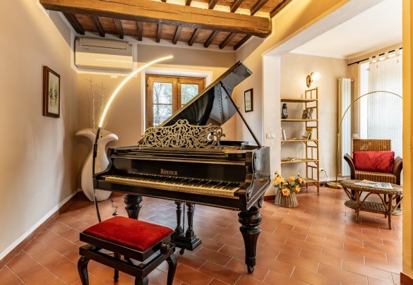 Decorative piano in the ground-floor living room - La Burraia