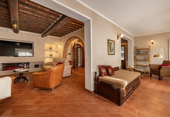 Bright reading/relaxation corner in the ground-floor living room - La Burraia