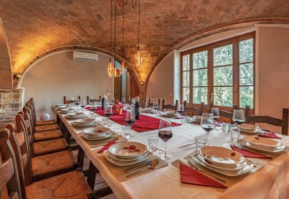 Barrel vaults decorate the ceiling of the ground-floor dining room - La Burraia