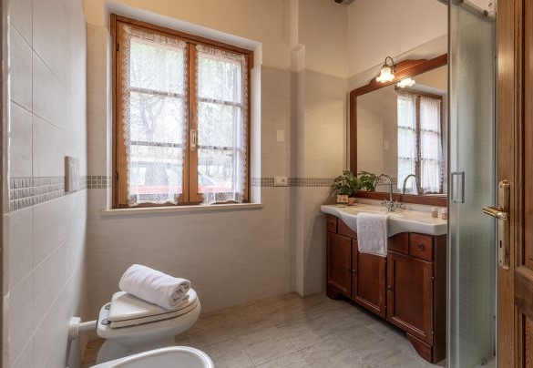 Bathroom with shower no. 9 on the ground floor - La Burraia