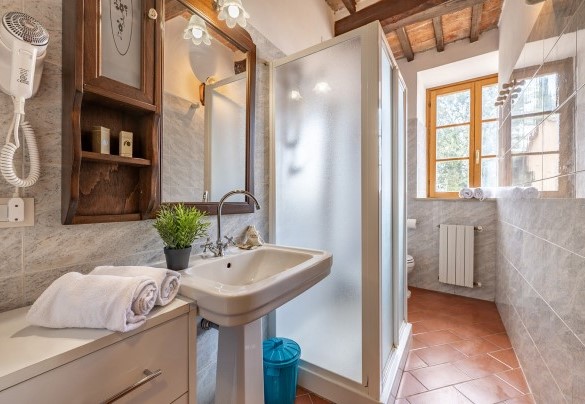 Bathroom with shower no. 8 on the ground floor - La Burraia