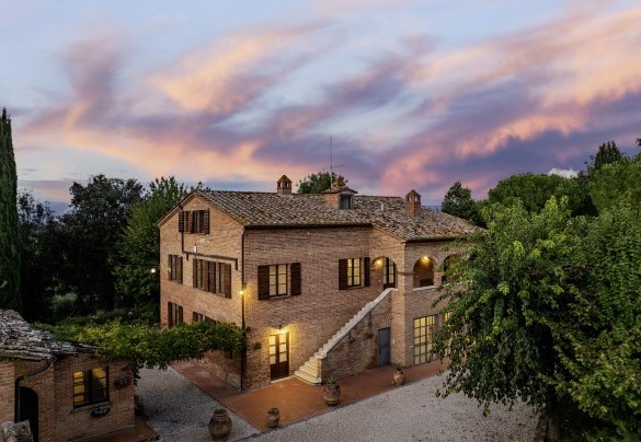 The property combines rustic charm and modern comfort and comfortably accommodates large groups - La Burraia