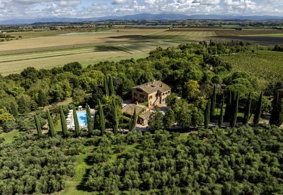 The property is set within a vast agricultural estate - La Burraia