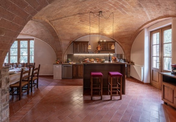 Kitchen with direct access to the pergola with outdoor dining table - La Burraia