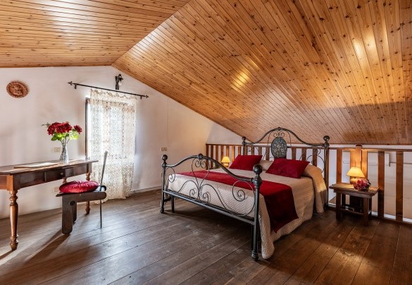 Double bedroom in the loft (annex) no. 9 - La Burraia