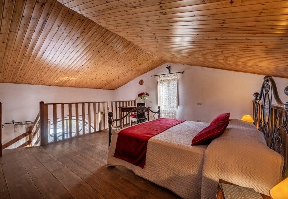 Double bedroom in the loft (annex) no. 9 - La Burraia