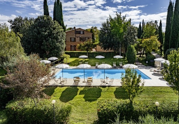 The pool enjoys ample space for relaxation and leisure - La Burraia