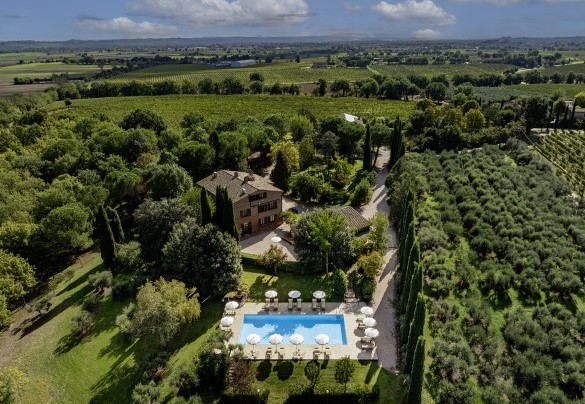 In the heart of the Val di Chiana and just a few kilometres from the historic town of Montepulciano - La Burraia