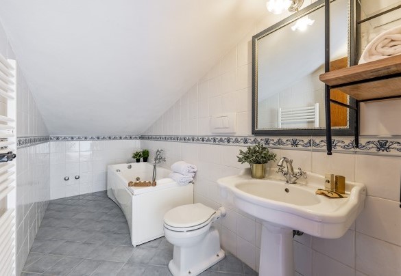 En-suite bathroom with tub no. 6 - La Burraia