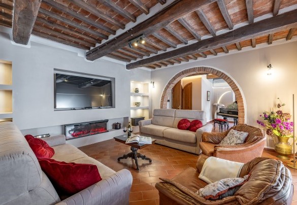 Spacious ground-floor living room with smart TV - La Burraia