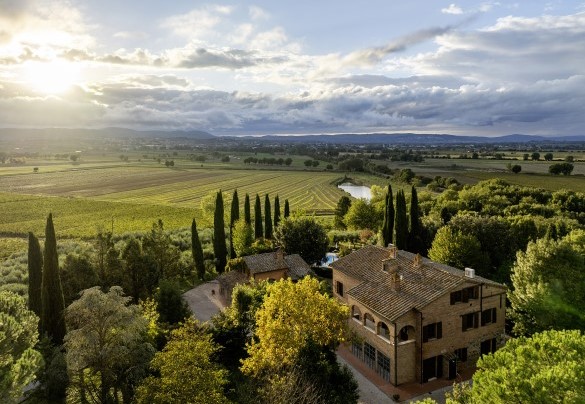 The privileged location allows easy exploration of nearby historic towns such as Pienza and Cortona - La Burraia