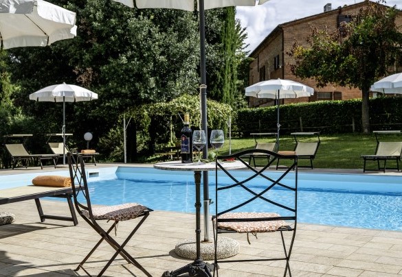 A well-equipped sunbathing area surrounds the pool - La Burraia