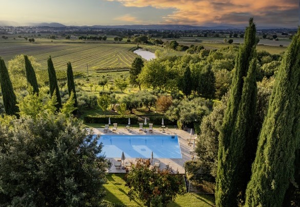 Cultivated fields, olive groves and vineyards naturally define the boundaries of the park - La Burraia