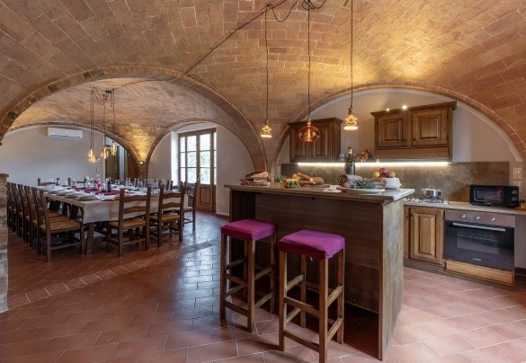 Open-plan dining table and kitchen - La Burraia