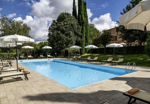 The pool is about 20 m from the farmhouses and is reached via a short walkway - La Burraia