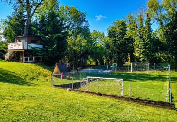 Il parco ospita un campo da calcio - La casa di Nanì